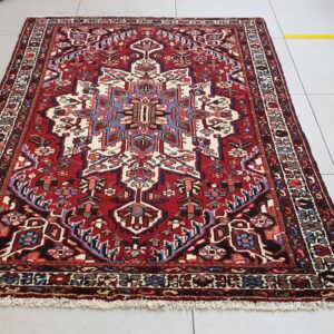Persian Bakhtiari Carpet 205cm x 140cm Hand Knotted