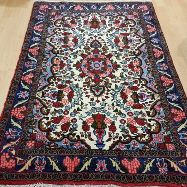Very Fine Persian Bakhtiary Carpet 165cm x 103cm Hand Knotted