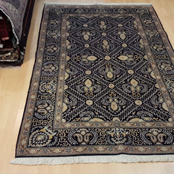 Fine Persian Kashan Carpet 210cm x 136cm Hand Knotted