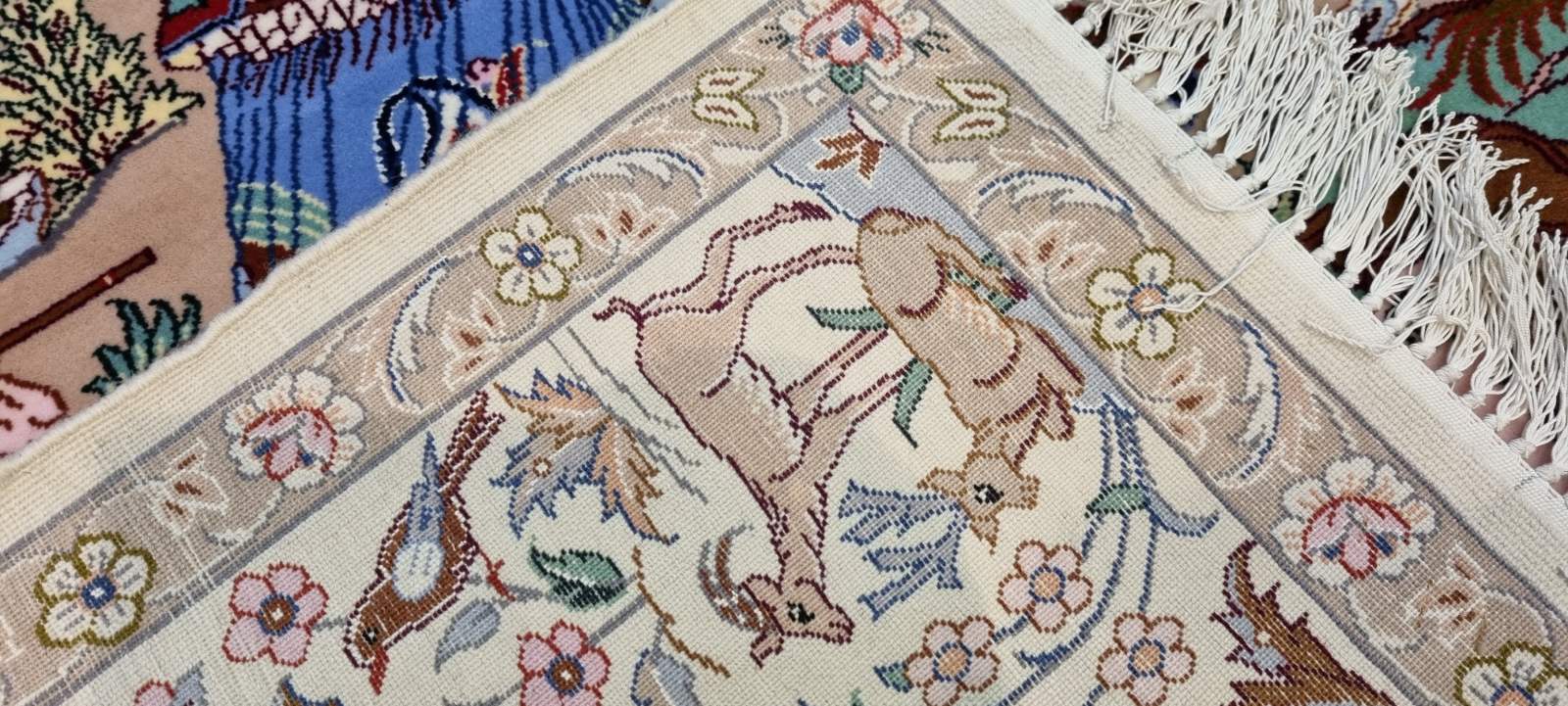 Very Fine Persian Pictorial Isfahan Carpet 164cm x 110cm Hand Knotted - Image 2