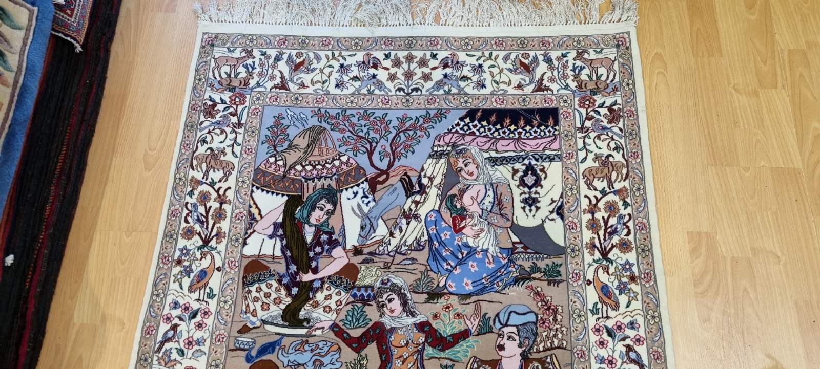 Very Fine Persian Pictorial Isfahan Carpet 164cm x 110cm Hand Knotted - Image 3