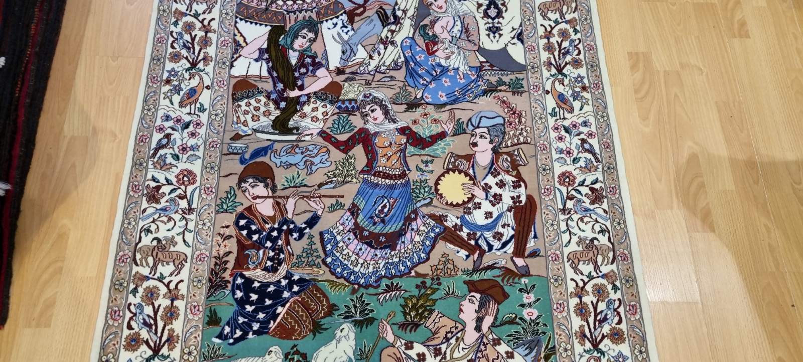 Very Fine Persian Pictorial Isfahan Carpet 164cm x 110cm Hand Knotted - Image 4