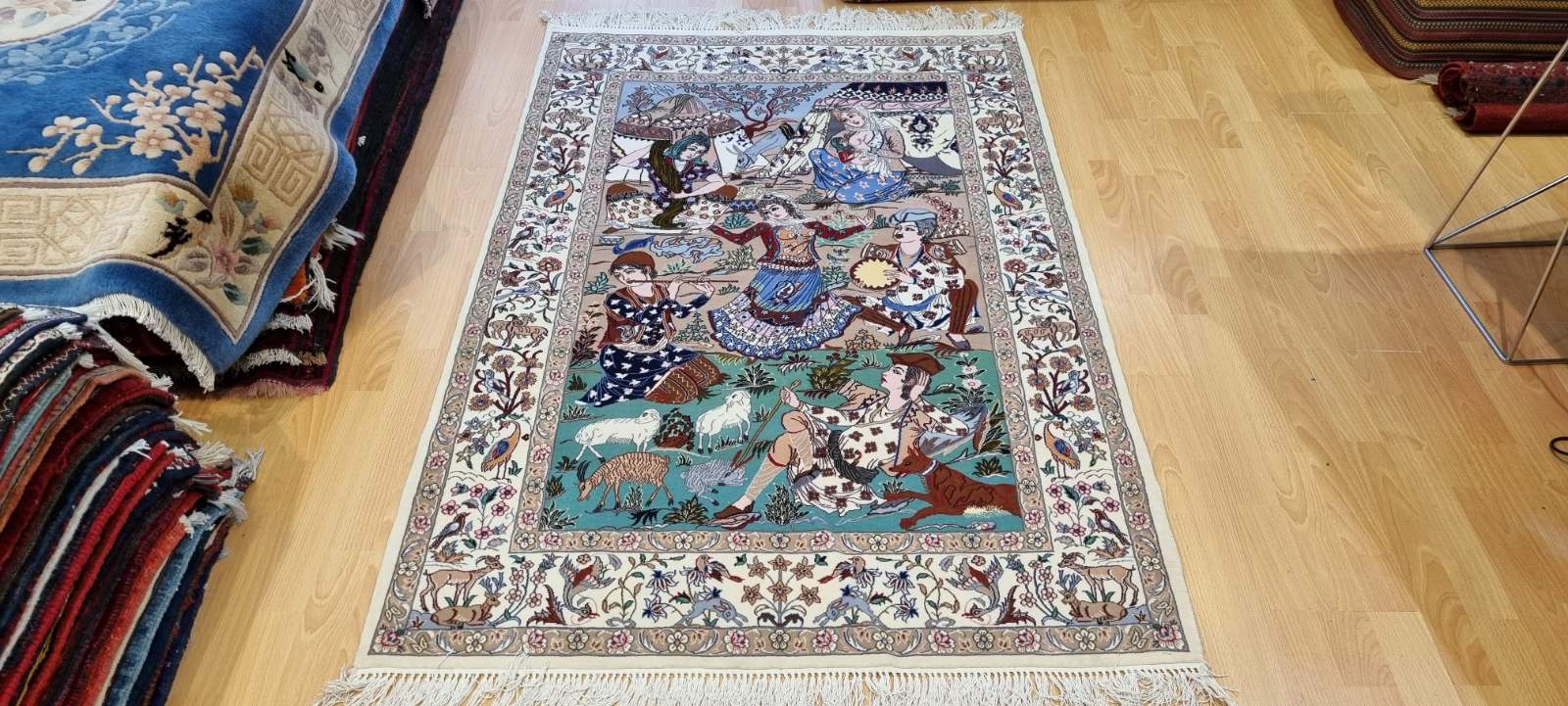 Very Fine Persian Pictorial Isfahan Carpet 164cm x 110cm Hand Knotted