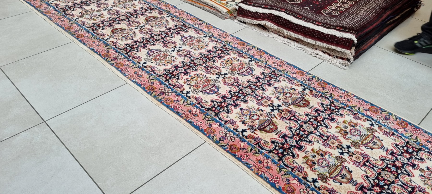 Persian Kashan Carpet 333cm x 80cm Hand Knotted - Image 3