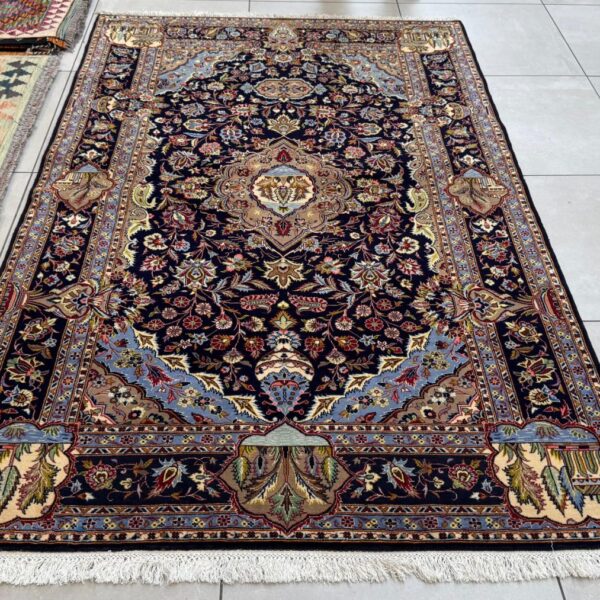 Very Fine Persian Kashan Carpet 222cm x 142cm Hand knotted