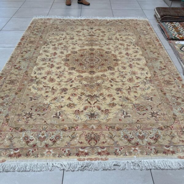 Very Fine Persian Tabriz Carpet 305cm x 203cm Hand Knotted