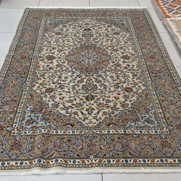Very Fine Persian Kashan Carpet 222cm x 146cm Hand knotted