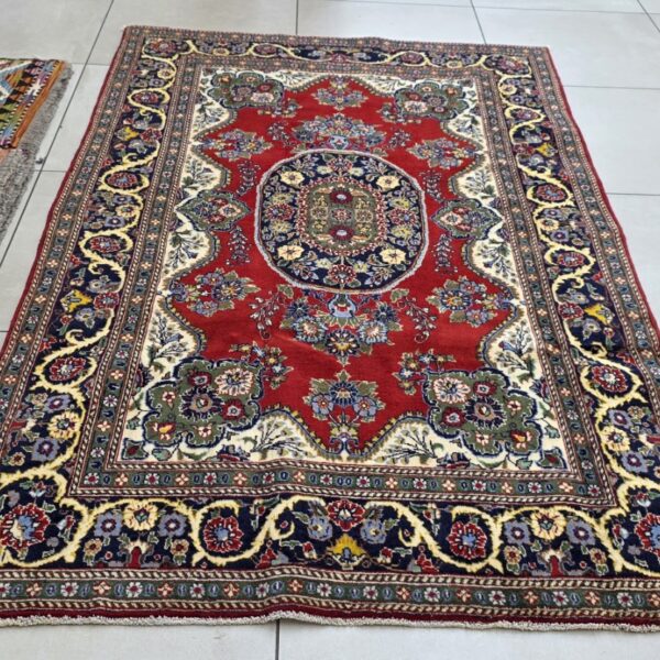 Fine Persian Kashan Carpet 223cm x 132cm Hand knotted