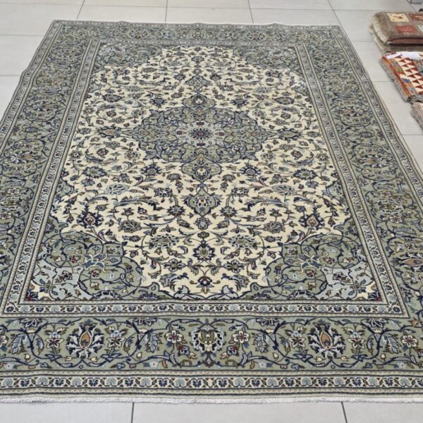 Persian Cream Kashan Carpet – 309cm x 200cm Hand Knotted