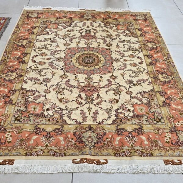 Very Fine Persian Tabriz Carpet 210cm x 150cm Hand Knotted