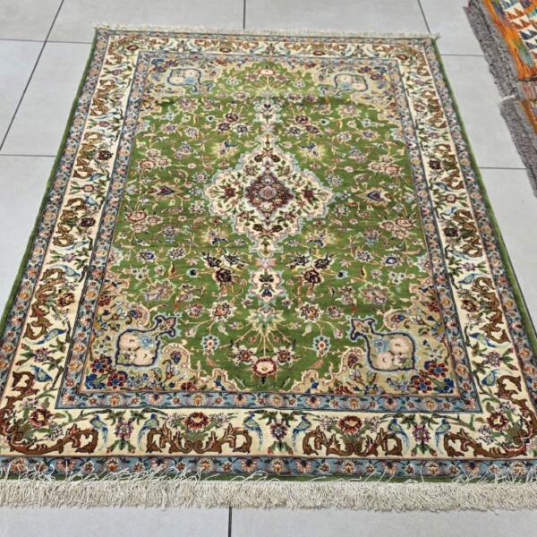 Very Fine Persian Isfahan Carpet 160cm x 102cm Hand Knotted