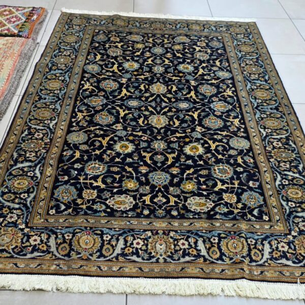 Fine Persian Kashan 235cm x 157cm Hand knotted